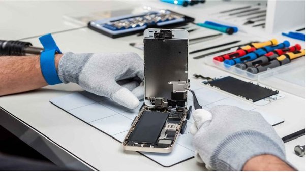 Técnico reacondicionando un equipo con piezas nuevas y mejores.