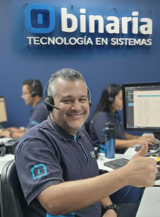 tecnico de binaria sonriendo a la camara